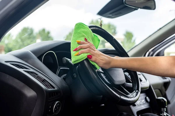 Mano Con Tela Microfibra Verde Limpiando Consola Interior Del Coche — Foto de Stock