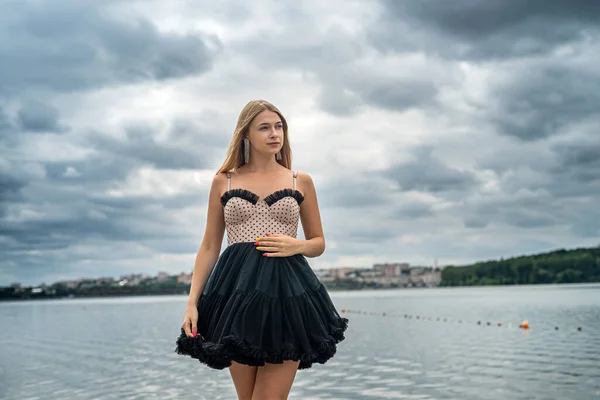 Beautiful Woman Black Fashion Dress Posing Lake Summer Time — Foto Stock