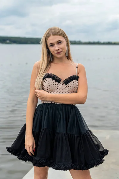 Elegant Blonde Woman Fashion Black Night Dress Lake Lifestyle — Stockfoto