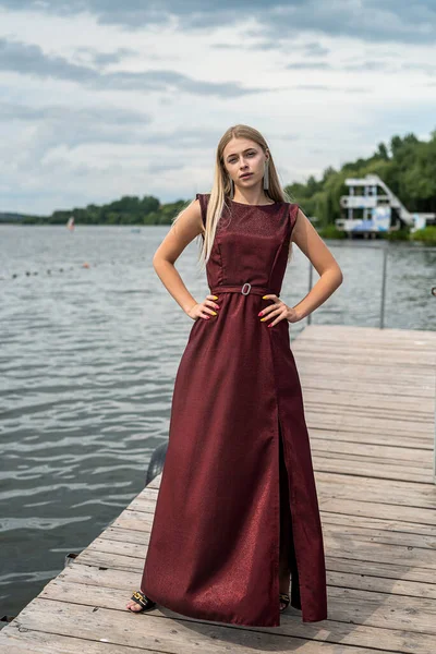 Όμορφη Κοπέλα Μακρύ Μοντέρνο Σκούρο Κόκκινο Φόρεμα Κοντά Λίμνη Στο — Φωτογραφία Αρχείου