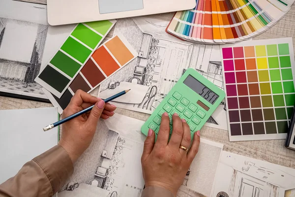 İç mimarın eli paletten bir renk seçer. yenileme konsepti