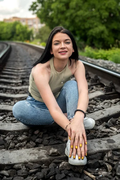 Brunette Young Woman Standing Railway Tracks Summer Trip — Fotografia de Stock