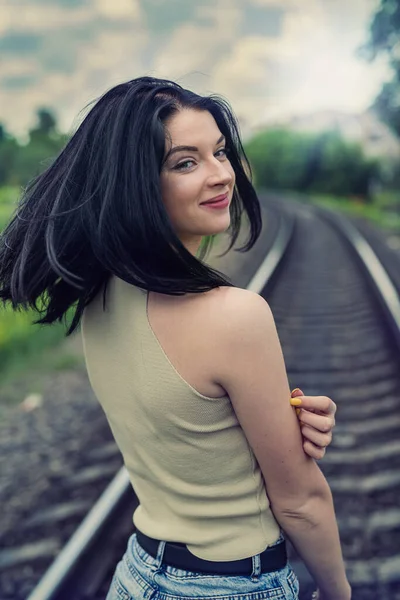 Gyönyörű Hölgy Pózol Vasúti Pálya Közelében Nyári Kirándulás — Stock Fotó