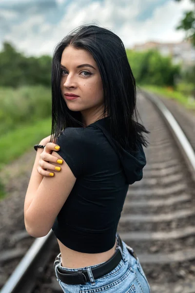 Hezká Mladá Žena Stojí Blízkosti Železniční Tratě Letní Životní Styl — Stock fotografie