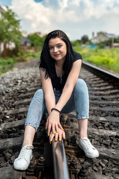 Mutlu Kadın Yaz Giysileri Içinde Demiryolunda Oturuyor Demiryolu Rayları Yaşam — Stok fotoğraf
