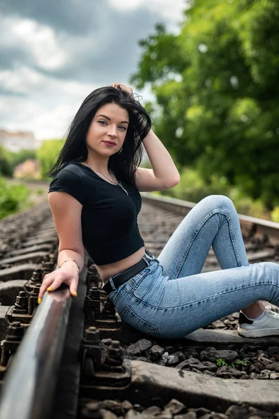 Donna Felice Seduta Sulla Ferrovia Tessuto Estivo Binari Ferroviari Stile — Foto Stock