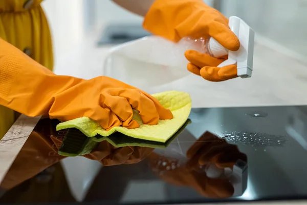 Manos Femeninas Guantes Limpiando Superficie Cocina Negra Concepto Hogar — Foto de Stock