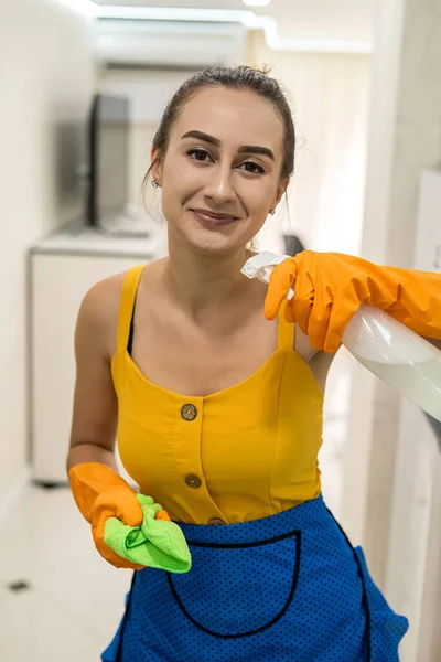Mujer Joven Caucásica Con Detergentes Limpiando Nueva Sala Cocina — Foto de Stock