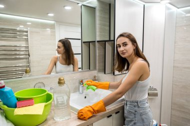 Temizlik yapan genç bayan. Tuvaletteki temizlik hizmetleri.