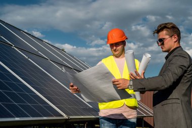 Proje yöneticisi, güneş panelinin çalışan kurulum süreci ile görüşür
