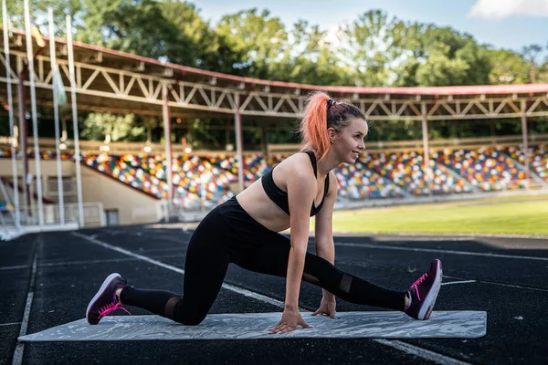 Mujer Atlética Practicando Yoga Posan Estadio Con Hierba Verde Éxito —  Fotos de Stock