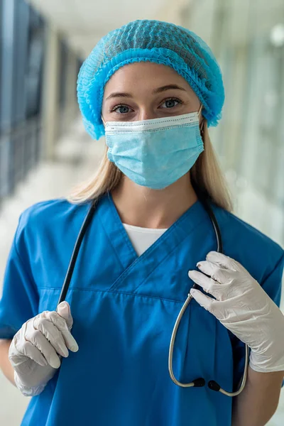 Mooie Jonge Verpleegster Een Masker Staat Gang — Stockfoto