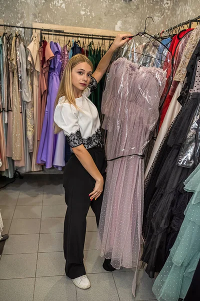 Молодая Счастливая Женщина Выбирает Примеряет Одежду Время Шопинга Бутике Стильный — стоковое фото