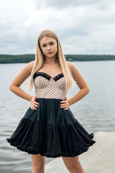 Vacker Blond Flicka Svart Elegant Fashionabla Klänning Stå Nära Sjön — Stockfoto