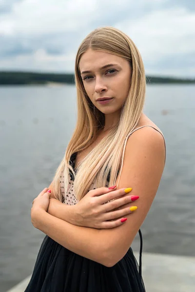 Vacker Blond Flicka Svart Elegant Fashionabla Klänning Stå Nära Sjön — Stockfoto