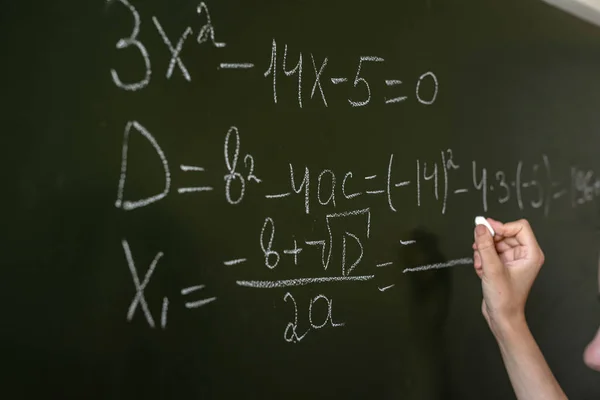 Vrouwelijke Hand Schrijven Wiskundige Formules Het Klaslokaal Close — Stockfoto