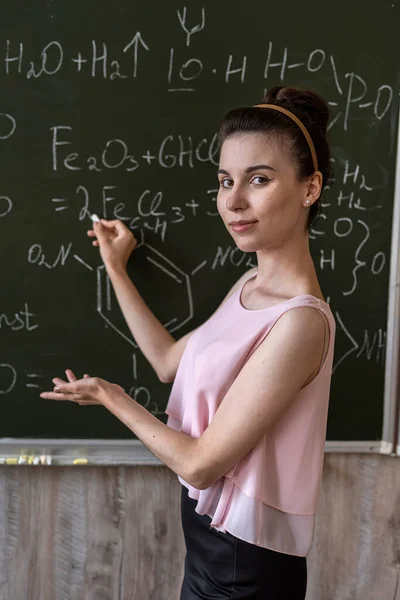 Profesora Explana Fórmulas Químicas Cerca Pizarra Concepto Educación —  Fotos de Stock