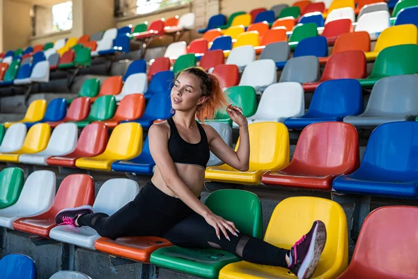 Joven Entrenadora Haciendo Ejercicios Yoga Estadio Deporte Para Salud Estilo — Foto de Stock