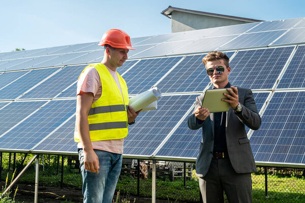 Работник рассказывает своему боссу, как установка солнечных батарей, концепция зеленой энергии