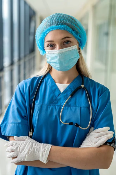 Junge Schöne Krankenschwester Steht Flur Einer Maske Medizinkonzept — Stockfoto