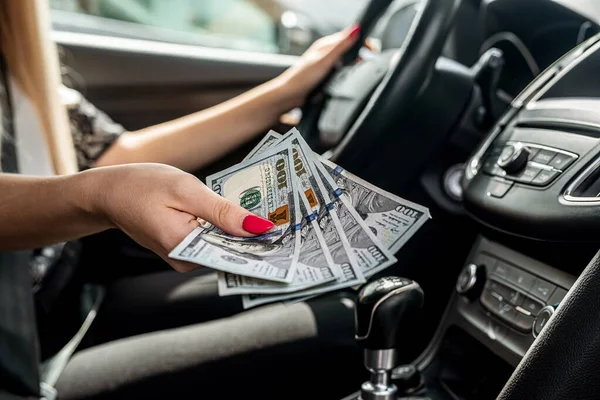 女性の手は車の中でドルや車の購入や賃貸の概念を数え — ストック写真