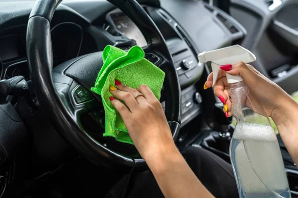 Coche Consola Limpieza Manos Femenina Con Paño Microfibra Primer Plano — Foto de Stock