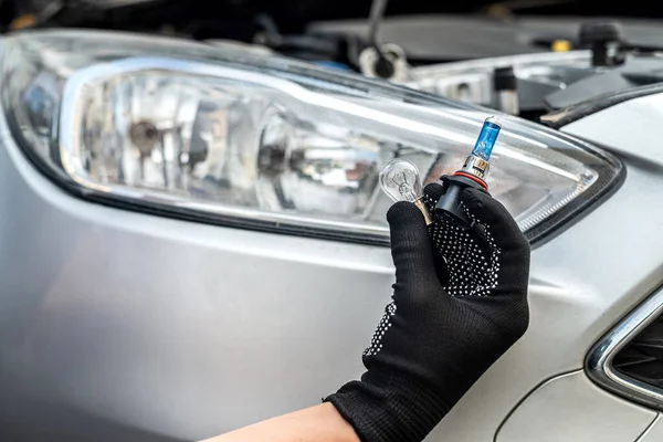 Service Man Replacement Halogen Car Bulb Front Headlight Repairing Auto — Stock Photo, Image