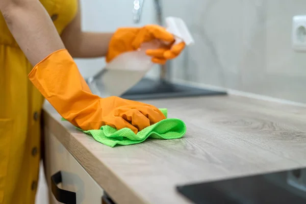 Hanımı Mutfağı Sprey Şişesi Bez Parçasıyla Temizler — Stok fotoğraf