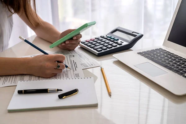 Mujer Llenando Formulario Impuestos Con Computadora Portátil Calculadora Oficina Declaración — Foto de Stock