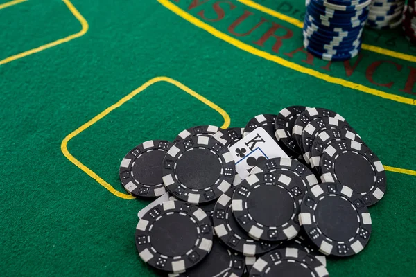 Hög Med Svarta Marker Ligger Ett Grönt Pokerbord Pokerkoncept — Stockfoto