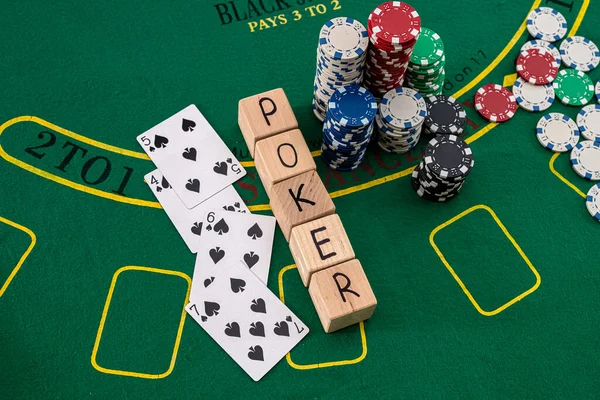 Ένα Πράσινο Τραπέζι Πόκερ Είναι Κάρτες Μάρκες Και Πόκερ Επιγραφή — Φωτογραφία Αρχείου