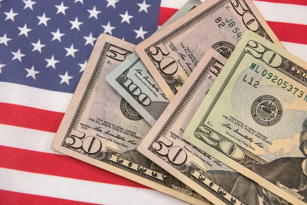 Amerikan bayrağındaki çeşitli banknotlar