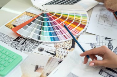 Tasarımcı elleri ile iç mekan çizimi