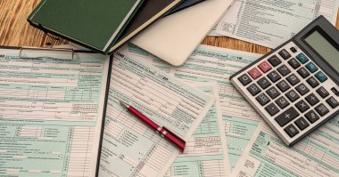 Not defterlerinin ve vergi formlarının yanında, kalemlerin bulunduğu defterin ayrıntıları 1040. Belgelendirme kavramı