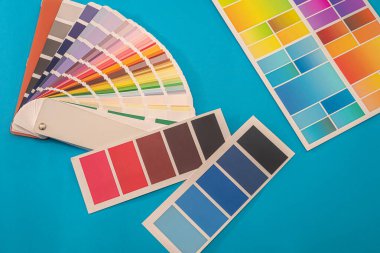 mavi arkaplanda renkli çizgiler şeklinde renkli desenler. Tasarım konsepti