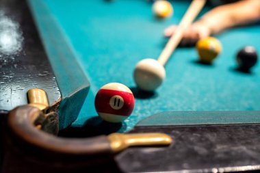 Kadın el ele tutuşup bilardo toplarına atış yapmaya hazırlanıyor. oyun konsepti
