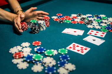 Kulüp binasında şık siyah elbiseler içinde poker oynayan seksi kadın. Kumar konsepti
