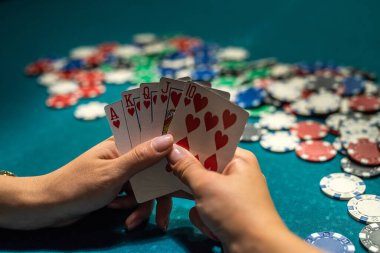 Kumarhanede kağıt oynayan bir kadın. çipler ve para, kumar konsepti