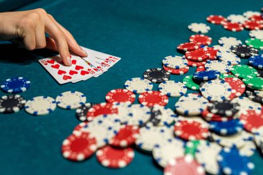 Kulüp binasında şık siyah elbiseler içinde poker oynayan seksi kadın. Kumar konsepti
