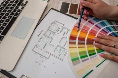 Renk paleti ve çizim planı mavi baskı ile mimari tasarım çalışması