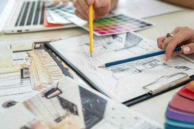 Tasarımcının iş yerinde yeni proje hakkında konuşurken kapat