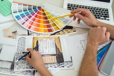 Tasarımcı elleri ile iç mekan çizimi