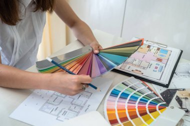 İnsan ellerine yakın çekim yap. Renk örnekleyici ve iç mekan çizimi göster.