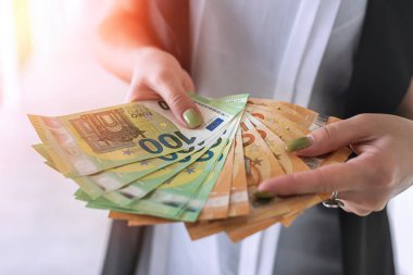 Avro banknotları iş kadınlarının elinde. finans kavramı
