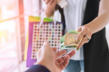 Kadın mağazadan kıyafet almak için euro para ödüyor. Alışveriş konsepti. Kara Cuma