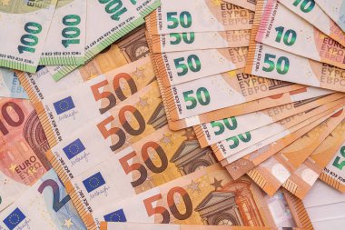 Bir sürü farklı euro banknotları. finans kavramı