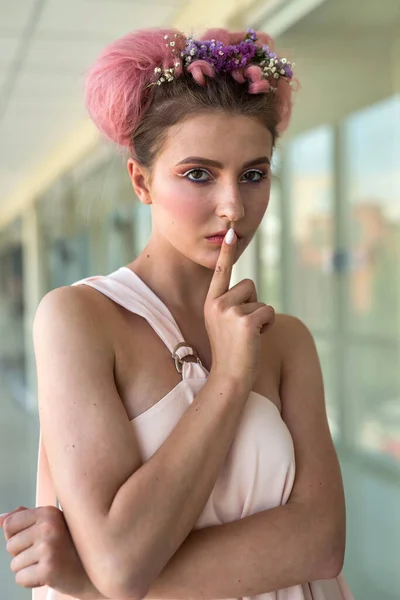 Retrato Mujer Moda Joven Con Flores Pelo Maquillaje — Foto de Stock