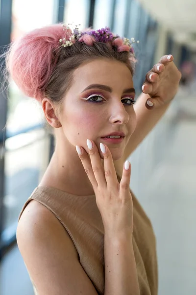 Moda Mujer Joven Demostrando Bastante Agradable Maquillaje Uñas — Foto de Stock