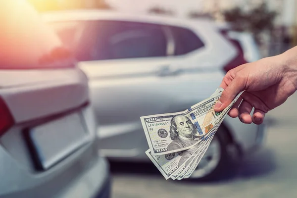 Erkek Eli Arkada Gri Arabaya Satışa Kiraya Karşı Çok Para — Stok fotoğraf