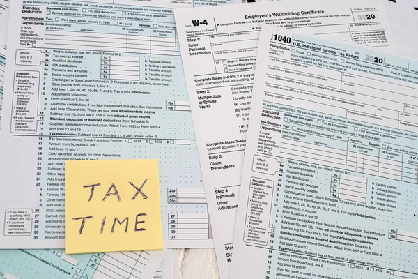 Многие Американские Налоговые Формы 1040 Лежат Смешанные Листком Бумаги Блокнота — стоковое фото